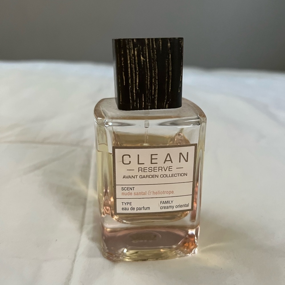 Clean perfume in "nude santal & heliotrope"